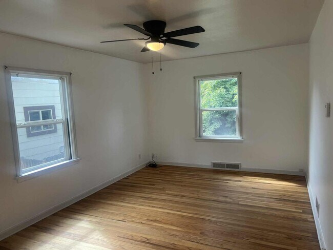 Building Photo - 760 S Lee Ave