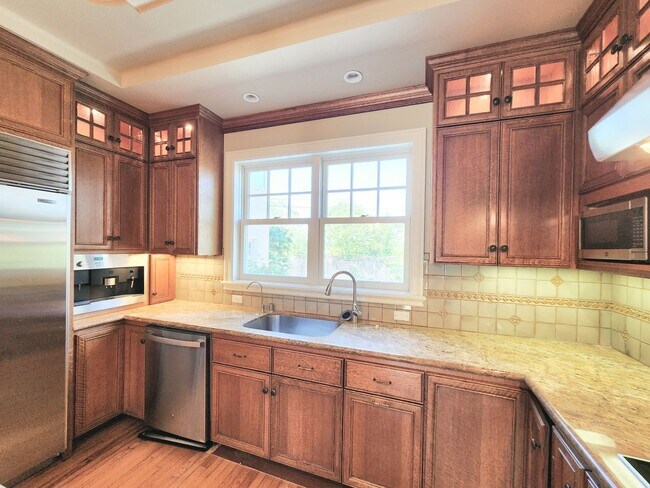Building Photo - Elegant, spacious home in San Mateo