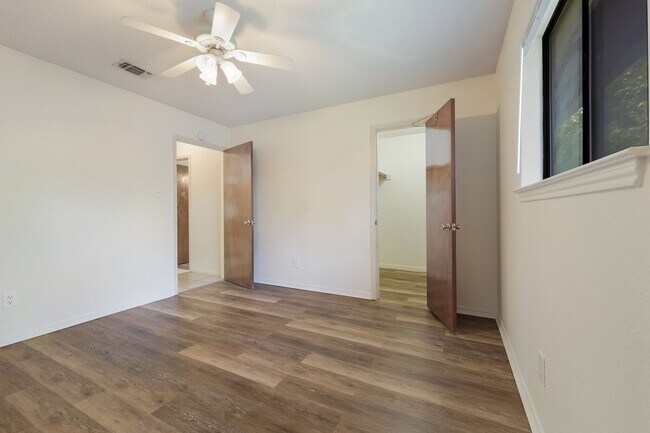 Building Photo - Spacious 2/1 Duplex in Central Taylor, Tx
