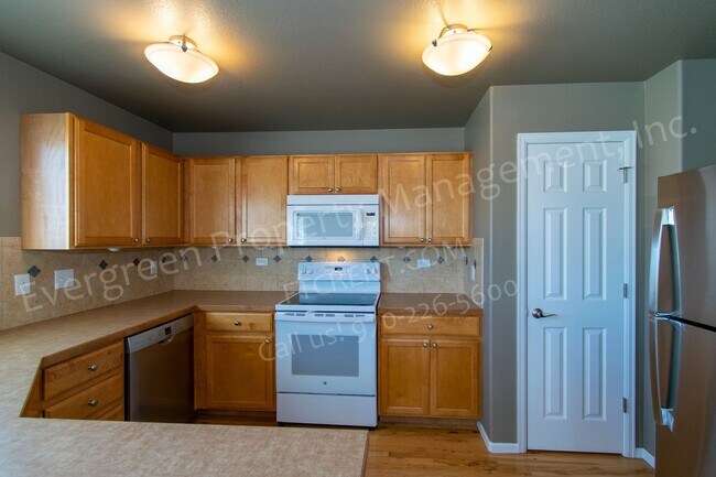 Building Photo - 3 bed, 3 bath Corner Lot in the Maple Hill...