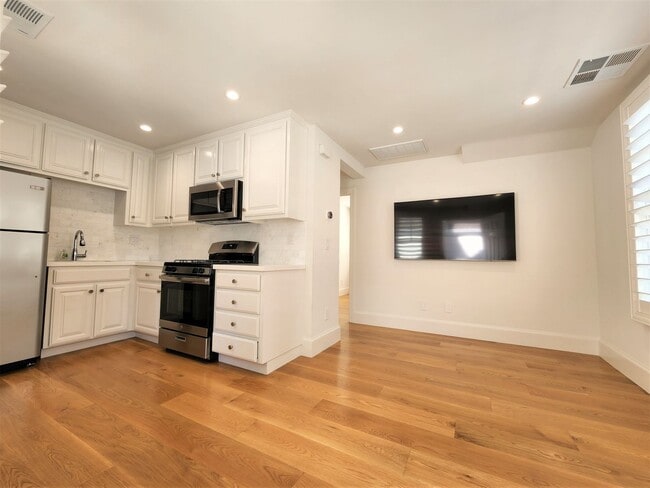 Building Photo - Updated Home Available Now in Downtown Pal...