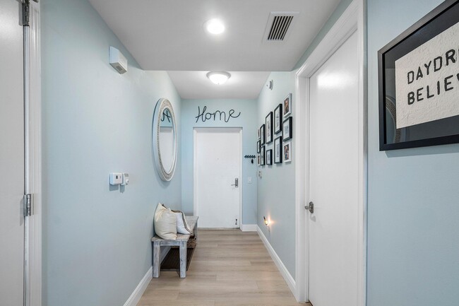 Building Photo - 2650 Lake Shore Dr