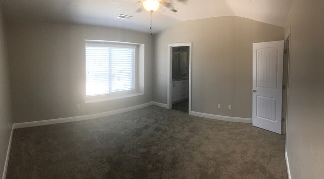 Building Photo - Townhouse In Santa Clara, Close To New Med...