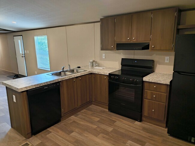 Building Photo - 112 Southlake Dr.