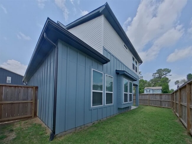 Building Photo - 9835 Willow Creek Commerce Dr