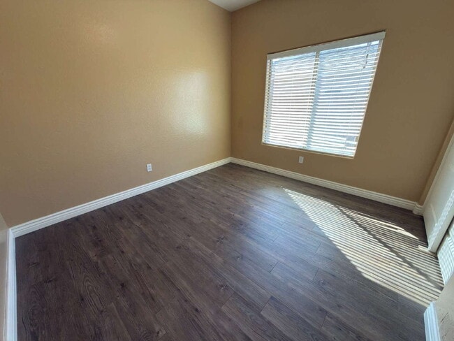 Building Photo - "Charming 3-Bedroom Oasis with 2 Baths and 1,711 Sq Ft of Comfort in Phoenix!"