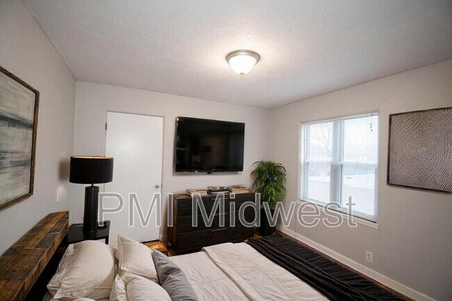 Building Photo - 146 E 19th St