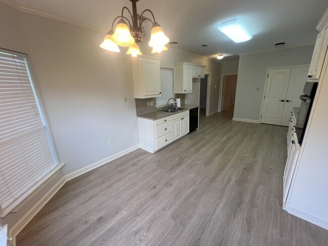 Building Photo - 2 bedroom, 1 bathroom home located in Gree...