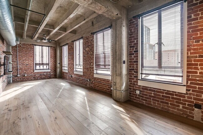 Building Photo - 114 W Adams St