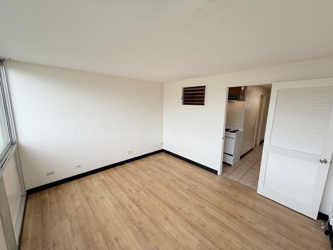 Building Photo - 2211 Ala Wai Blvd