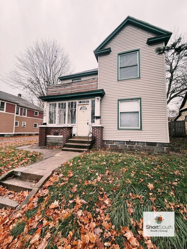 Building Photo - Updated Duplex 4 bed 2 bath on the NW Side