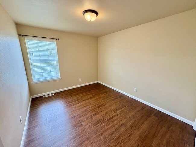 Building Photo - Beautiful 3 bedroom 2 bathroom home locate...