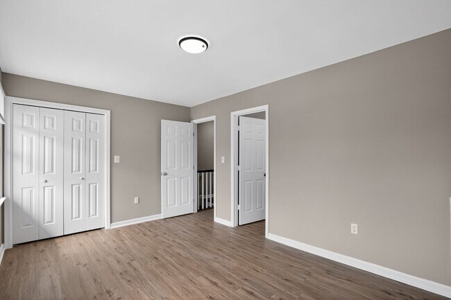 Building Photo - 2 Bedroom 2.5 Bath End Unit Townhouse in Fredericksburg