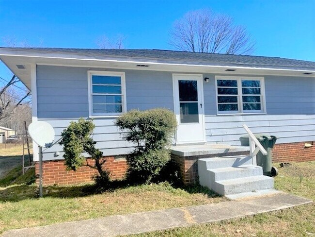 Building Photo - Renovated Duplex Available Now