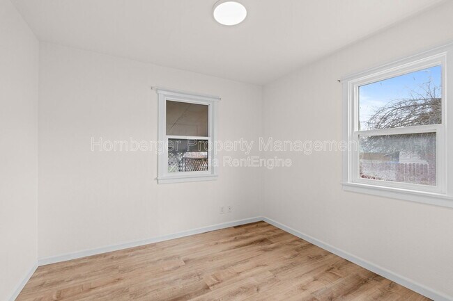 Building Photo - 6950 N Crestline St