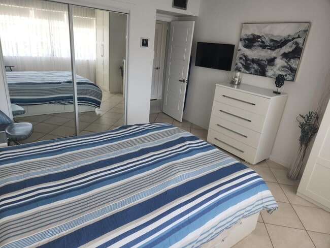 Building Photo - 465 Paradise Isle Blvd