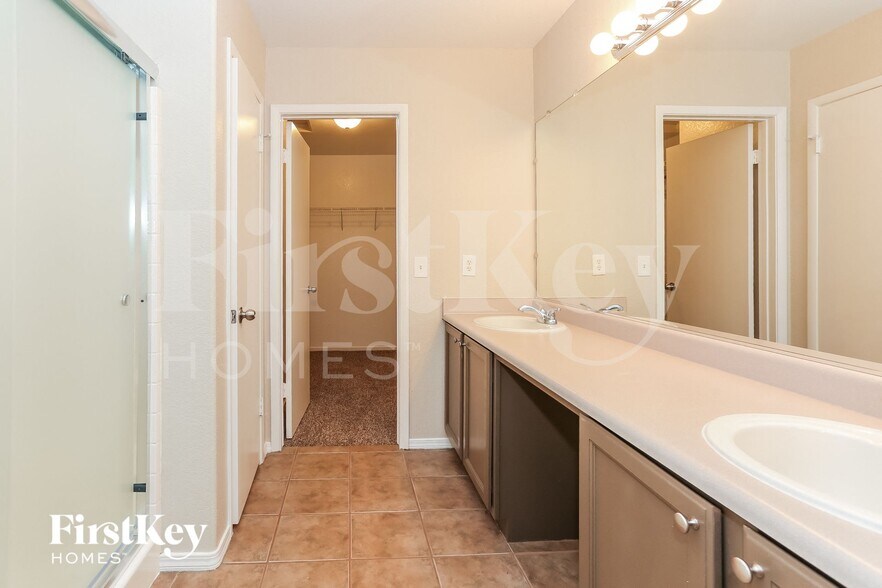 Building Photo - 5508 Crinoline Ave