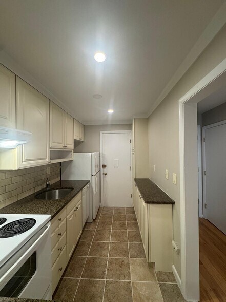 Building Photo - 28 Brentwood St