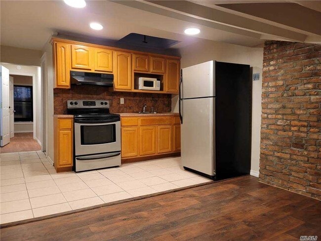 Building Photo - 200 Hart St