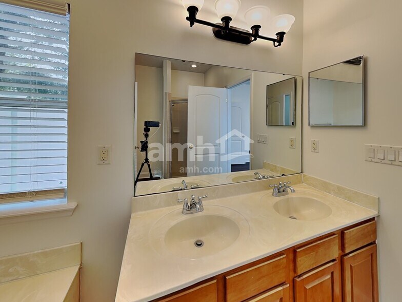 Building Photo - 11551 Oak Meadow Ln