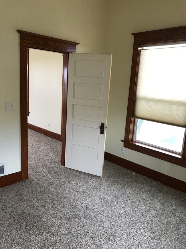 Building Photo - One of a kind ranch home with lake mountain views!