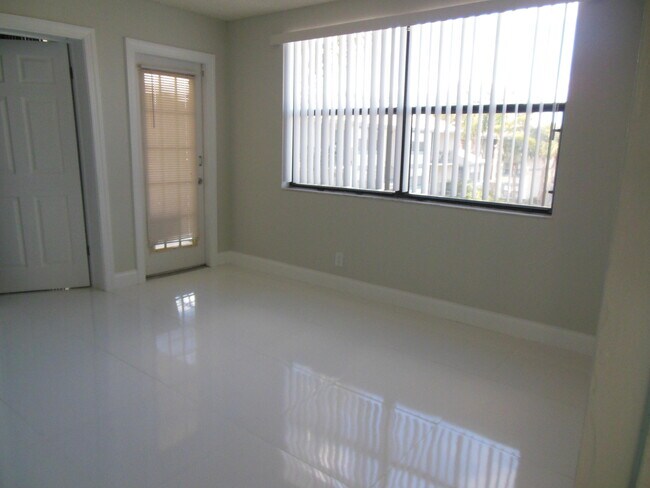 Building Photo - 728 Executive Center Dr