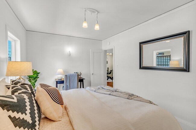 Building Photo - Charming Updated Oakland Home for Lease