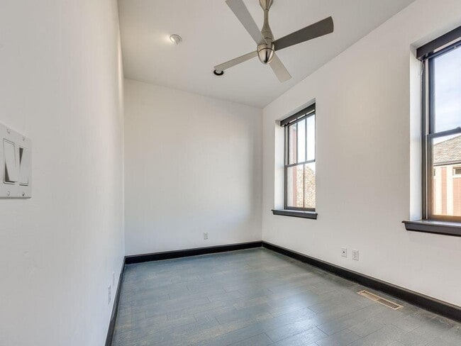 Building Photo - 109 NE 3rd St