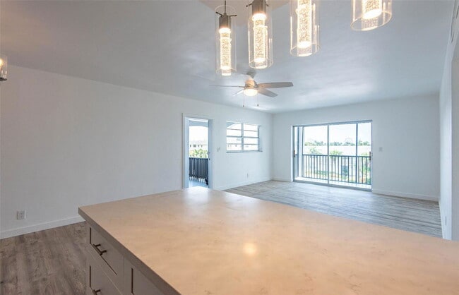 Building Photo - 651 Pine Dr