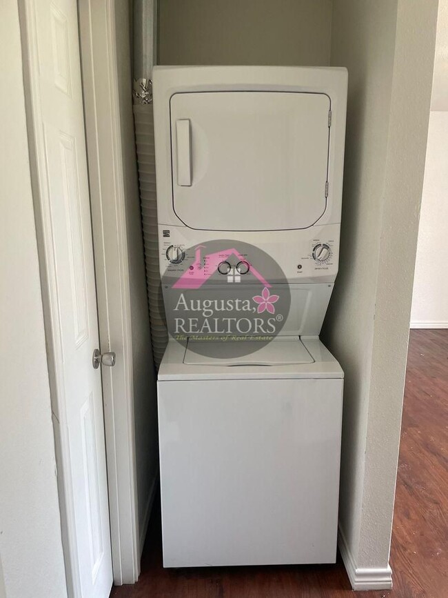 Building Photo - Adorable 2 Bedroom on the South Side!