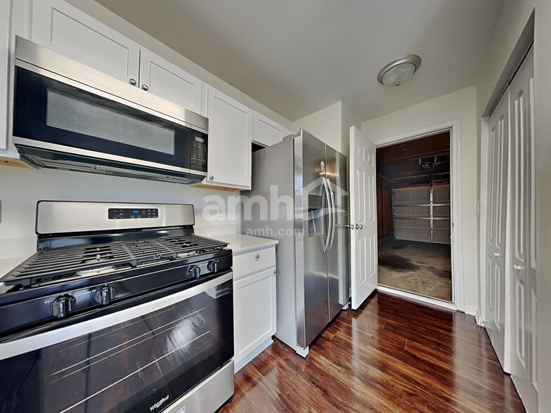 Building Photo - 8849 Laurel Run Dr