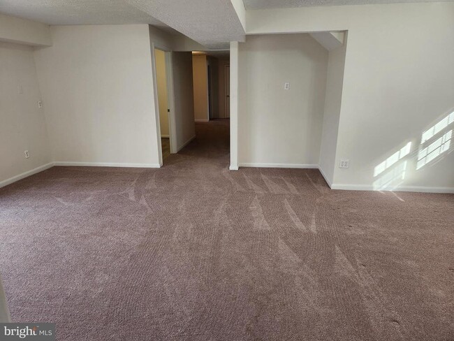 Building Photo - 37130 Mowry Ln