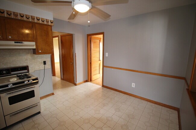 Building Photo - Three bedroom home off S Pope Lick Rd