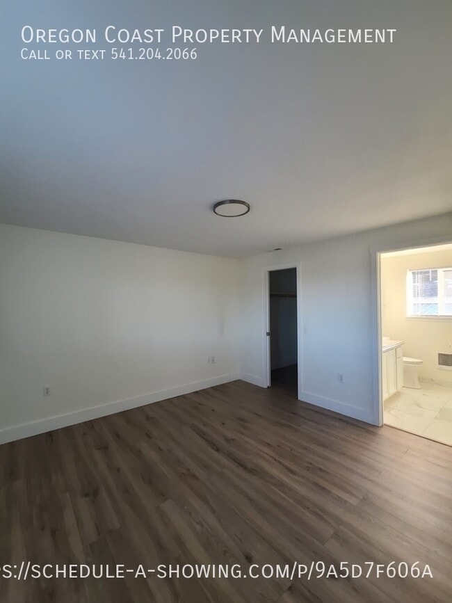 Building Photo - 1135 SE Oar Ave