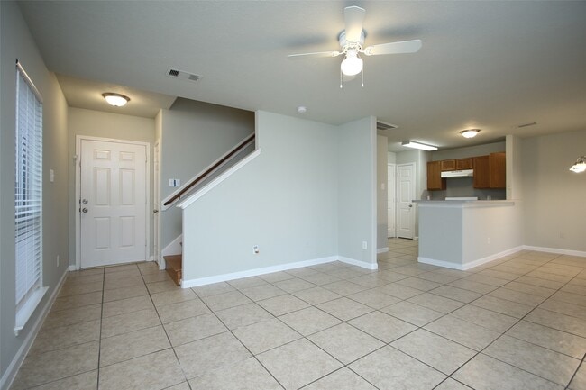 Building Photo - 527 Richcrest Dr