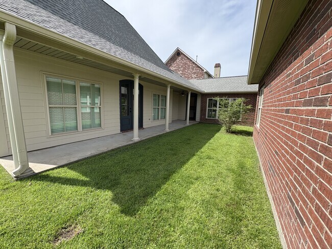 Building Photo - 4150 Primrose Dr