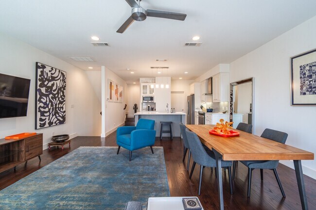 Building Photo - 2 Bed Option in East Dallas Townhome off Greenville Lakewood Neighborhood