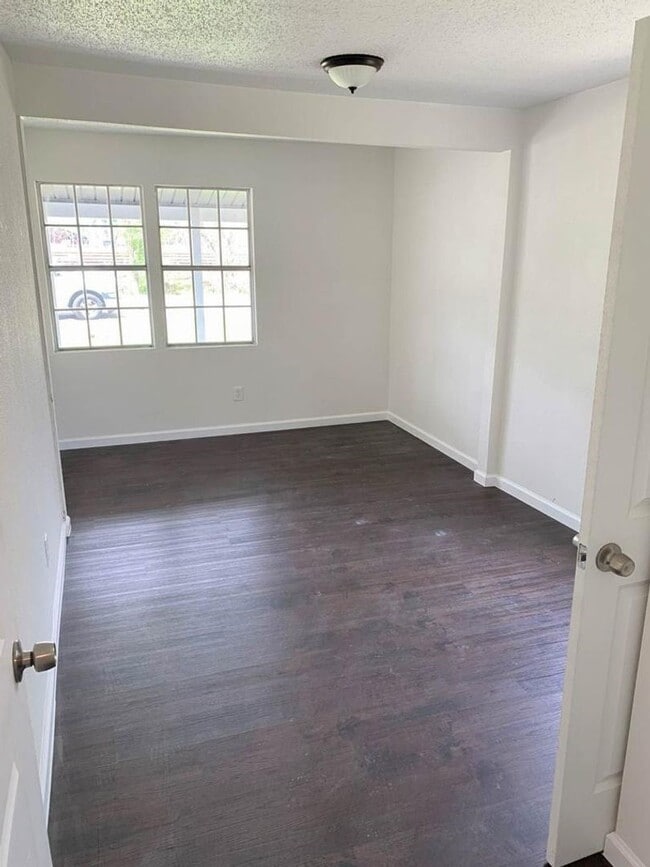 Building Photo - 303 Harlem St