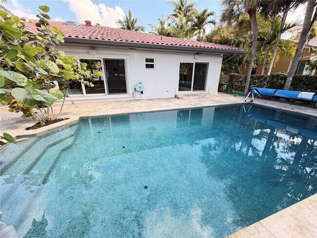 Building Photo - 3200 NE 165th St