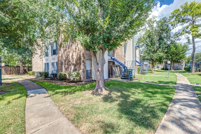 Building Photo - 3900 Woodchase Dr