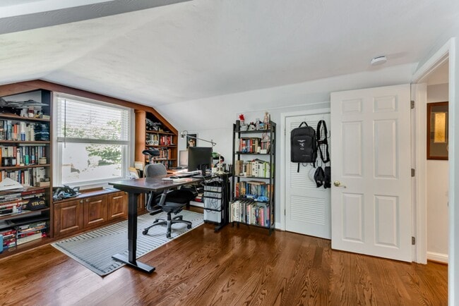 Building Photo - A rare estate-style rental in Thoroughgood