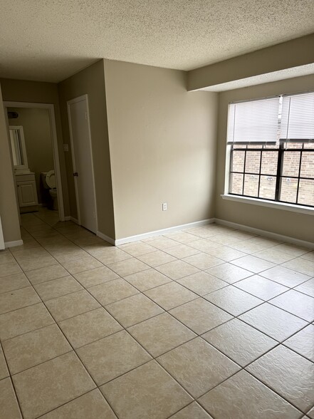 Building Photo - 8007 Jefferson Park Dr