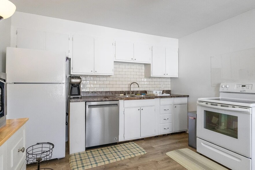 Building Photo - 17 Diana St