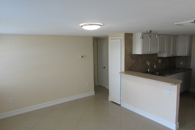 Building Photo - 2.1 Apartment in Port Charlotte!