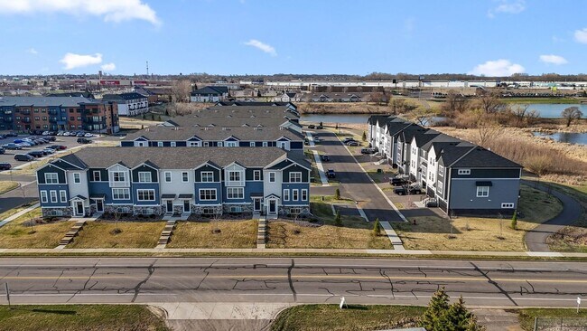 Building Photo - Rare End Unit 3Bed 3Bath Townhome in Rogers