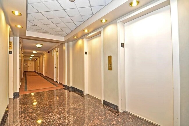 Building Photo - 9 Hawthorne Pl