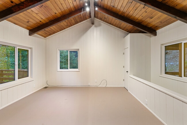 Building Photo - 729 Rhine Rd