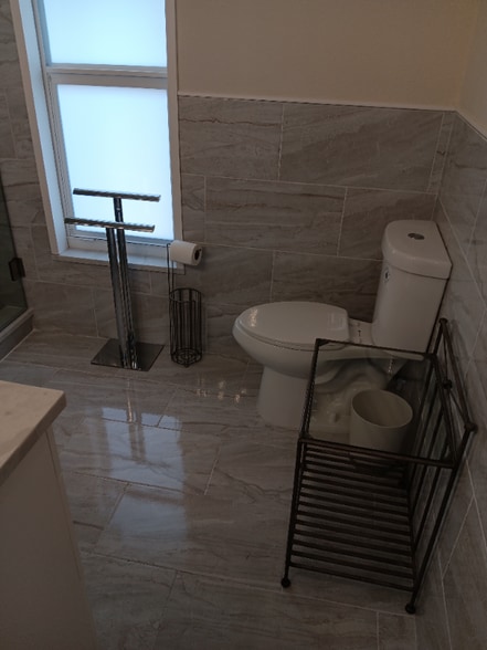 Building Photo - 1257 SE Airoso Blvd