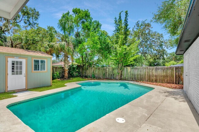 Building Photo - Remodeled Pool Home in the Heart of Brandon, FL