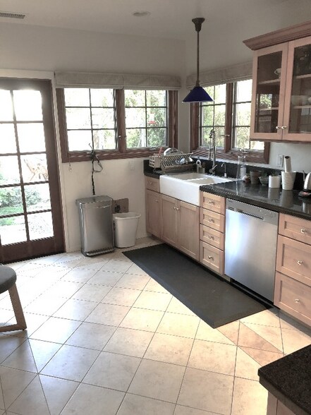 Building Photo - 316 W Victoria St